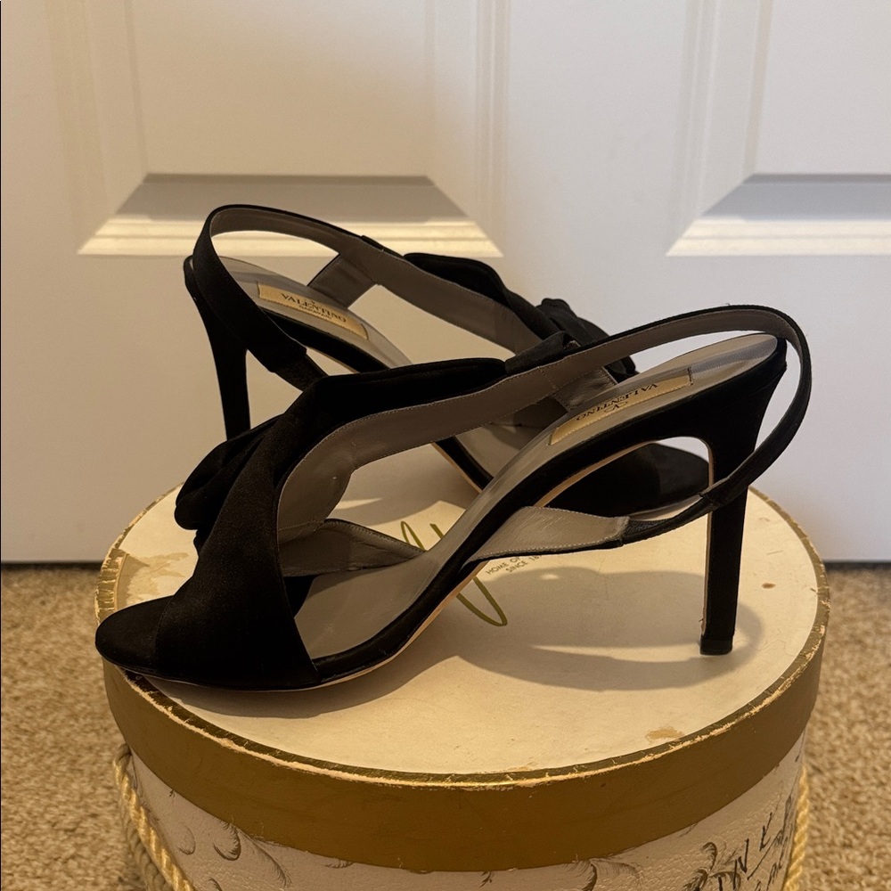 Valentino Garavani Black Rosette Sandal Heels - Picture 5 of 7